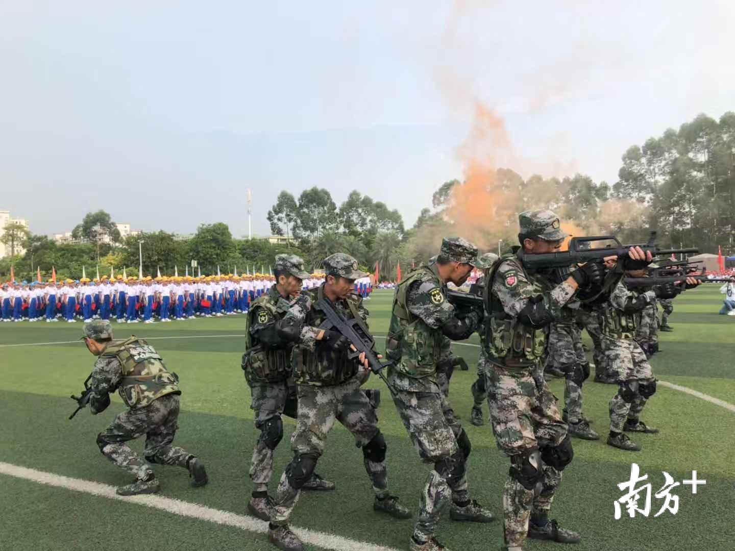 问鼎娱乐电子游戏 擒敌拳、演练战术……这个学生军训展示超燃